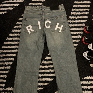 Vintage Richmond Flared denim - Finns bättre bilder skriv DM. Riktigt feta vintage Flared byxor från Richmond, skön passform. Storlek 28 men skulle säga att de passar på någon som är 165-170 eller som har 30/30.