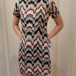 Klänning/tröja - Cool möntrad klänning/tröja. Svalt skönt tyg, modell som kan bäras som mini-klänning eller tröja beroende på vad man föredrar. Jag är 184cm, bredare ner till, så den blir för kort för min smak. Passar M eller mindre