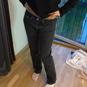 Lågmidjade Levis jeans  - Ett par lågmidjade snygga jenas från Levis i mycket bra skick, jag är 163 och det passar perfekt på mig💞 dessa är i storlek M men passar även S. JAG STÅR FÖR FRAKTEN! Köpta för 800.