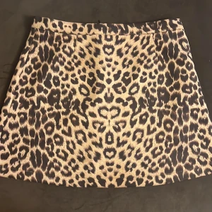 Leopard minikjol - Strl 36. Från zara. Aldrig använd 