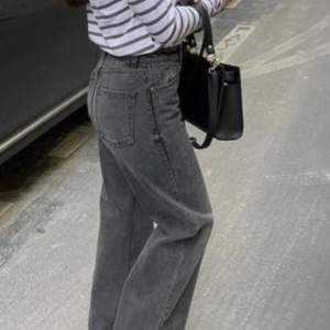 Superfina svarttvättade jeans från Monki i modellen ”Yoko hög midja ankellånga vida Svarttvättade jeans” 🌸🌸 säljer pga att jag växt ur dem. Storlek 26, vilket motsvarar strl XS/34 enligt monkis storleksguide👌