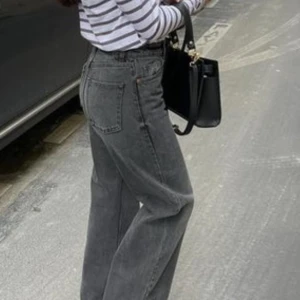 Svarttvättade jeans - Superfina svarttvättade jeans från Monki i modellen ”Yoko hög midja ankellånga vida Svarttvättade jeans” 🌸🌸 säljer pga att jag växt ur dem. Storlek 26, vilket motsvarar strl XS/34 enligt monkis storleksguide👌