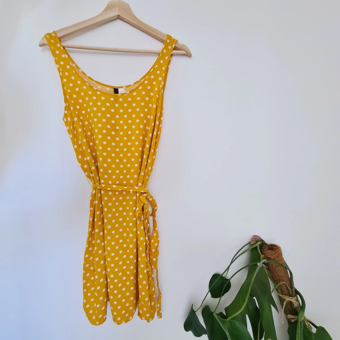 Gul prickig klänning