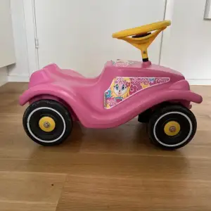 Säljer en rosa Bobby car i gott skick. Passar för 1-3 år.  Längd: 53 cm Höjd: 38 cm Bredd: 28 cm