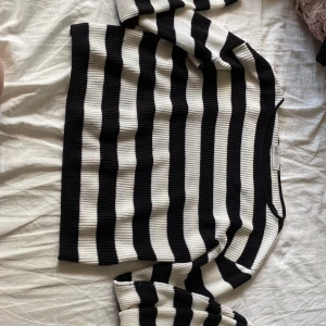 Randig tröja - Säljer denna fina stickade tröja som är i fint skick, endast använd fåtal gånger. Vid intresse kontakta mig.