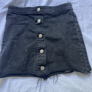 Jeanskjol - Kjolen är i ett mjukt tyg och inte alls strävt. Säljer den på grund av att den inte passar längre. Fin till sommaren och passar överallt. 🌼🫶🏼