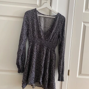 Blommig klänning - Säljer min super söta och super sköna klänning som tyvärr endast kommit vid andvändning 1 gång. 