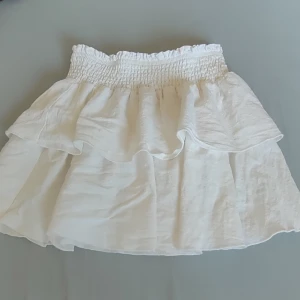 Vit kjol - Kjolen är ifrån shein och är 100% bomull. Bara använd 1 gång. Ursprungs priset är 149:-🤍 OBS! Kattter finns i hemmet om köparen är allergisk.