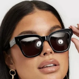 Chimi  - Säljer mina chimi solglasögon  Det är Berry #005-Black Fint skick andvända få gånger ❤️