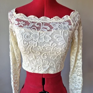 "Off the shoulder"-spetstopp - En så fin "off the shoulder" vit spetstopp från Bik bok. Aldrig använd med prislappen kvar. Ordinariepris 249 kr, säljer den för 100 kr🫶 Kika gärna in mina andra plagg jag säljer, 3 FÖR TVÅ PÅ ALLT och fri frakt vid köp av minst 250 kr, kontakta mig då!🦋