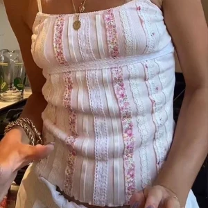 Sommar topp  - Super sött sommar linne, köpt second hand förra året, varsamt använt!💕