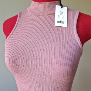 Polotopp i nyskick - Fin polotopp i fin rosa färg, helt ny med lappar kvar. Ordinarie pris 80 kr.  3 FÖR TVÅ PÅ ALLT och fri frakt vid köp av minst 250 kr, kontakta mig då!🦋