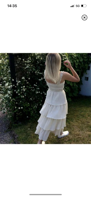 Långklänning med volang - Långklänning med volanger från influenser kollektion med nakd! Beige/kräm vit! Super fin och jätte fint skick då jag endast använt den två gånger. Nypris 700kr