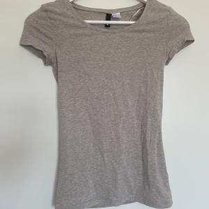 T-shirt - T-shirt från Divided HM. Lite billigare då den är lite nopprig (se bild 2). 