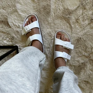 Vita nya sandaler - Nya och oanvända vita sandaler/tofflor i plast. Från Rusta i storlek 37, passar 37-38!