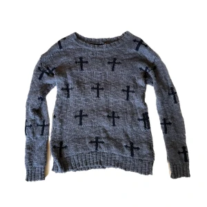 Grå stickad tröja med kors - Grå stickad tröja med kors i storlek S. 