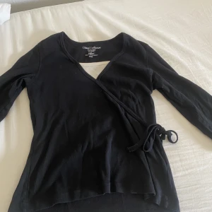 Vintage blus/topp   - En skitnsygg trekvartsärmad vintage topp. Snörena går o knyta hur som helst eller bara låta hänga. Se bild 2-3. Storleken är otydlig men den passar mig rätt bra som är xs-s🙌🏻🩷