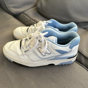 New Balance 550 - Säljer mina New Balance 550 i unc blå färgen! Köpte dom när dom kom ut från merch Sweden! Låda + kvitto finns! :) 