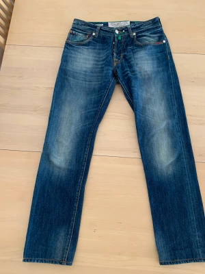Jacob Cohen jeans - Tja, säljer nu mina mörkblåa Jacob Cohen jeans limited 622 i strl 32 skicket är 9,5/10 inga tecken på användning! Ifall ni har någon fundering är det bara att höra av sig