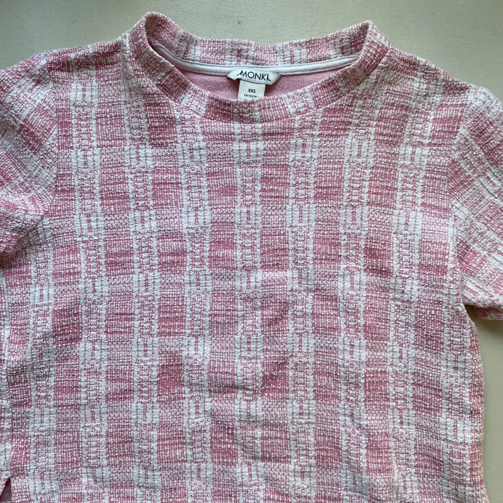 kort sommrig t-shirt, i vit och rosa(knappt använd)🤍🩷. T-shirts.