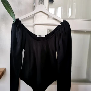 Svart body(använd 1 gång)  - Svart string body från NA-KD, går att knäppa upp "trosdelen". Endast använd 1 gång. 