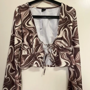Kofta/tröja/blus från Gina  - Brun beige mönstrad härlig kofta / blus från Gina Tricot. Aldrig använd med lapp kvar!