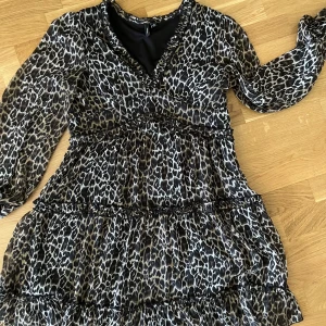 Klänning från Vero Moda  - Klänning / tunika från Vero Moda Storlek: L (passar även M)