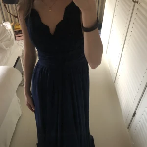 Balklänning - En mörkblå balklänning från Asos med spets. Storlek 32. Fint skick! Skriv till mig om du är intresserad. Om många intresserad kanske budgivningen Köparen står för frakten💖