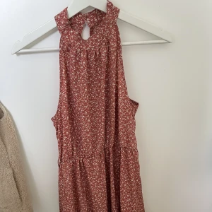 Klännign - Hittar ingen lapp vart den är ifrån/ storlek men gissar på XS/S