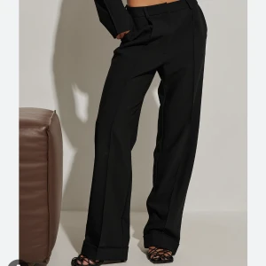 Kostymbyxor - Kostymbyxor från Hanna Schönberg x NAKD. Använda fåtal gånger, slutsålda