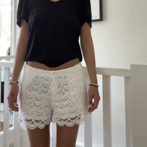 Vita spetsshorts - Så fina shorts i spets, säljer för de är för stora, inga defekter! Midjemått 38cm rakt över  