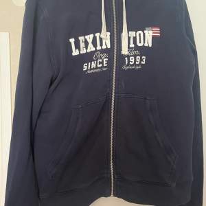 En jättefin lexington hoodie som tyvärr inte kommer till användning! Endast använd väldigt få gånger! Har ni frågor är det bara att höra av er!💕