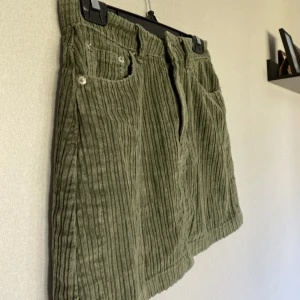 Kort Manchesterkjol - Grön Manchesterkjol från Glassons, inköpt i Australien för några år sen och använd ett fåtal gånger! Gillar kjolen starkt men inte längre min stil med korta kjolar 😊