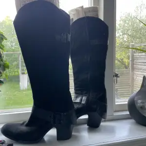 Trendiga janet & janet boots i cowboy liknande stil💕 jätte fint skick. Supersköna och assnygga💕