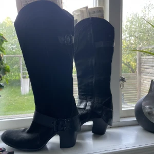 Boots - Trendiga janet & janet boots i cowboy liknande stil💕 jätte fint skick. Supersköna och assnygga💕