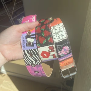 Y2k skärp 🌟🌺 - Supersnygg skärp som är köpt secondhand och säljer då det tyvärr inte passar längre ☹️ Svårt att visa hela på bild men har klippt ihop bilder så man ser ungefär hur hela ser ut 💓 Skriv gärna för fler bilder eller andra funderingar 