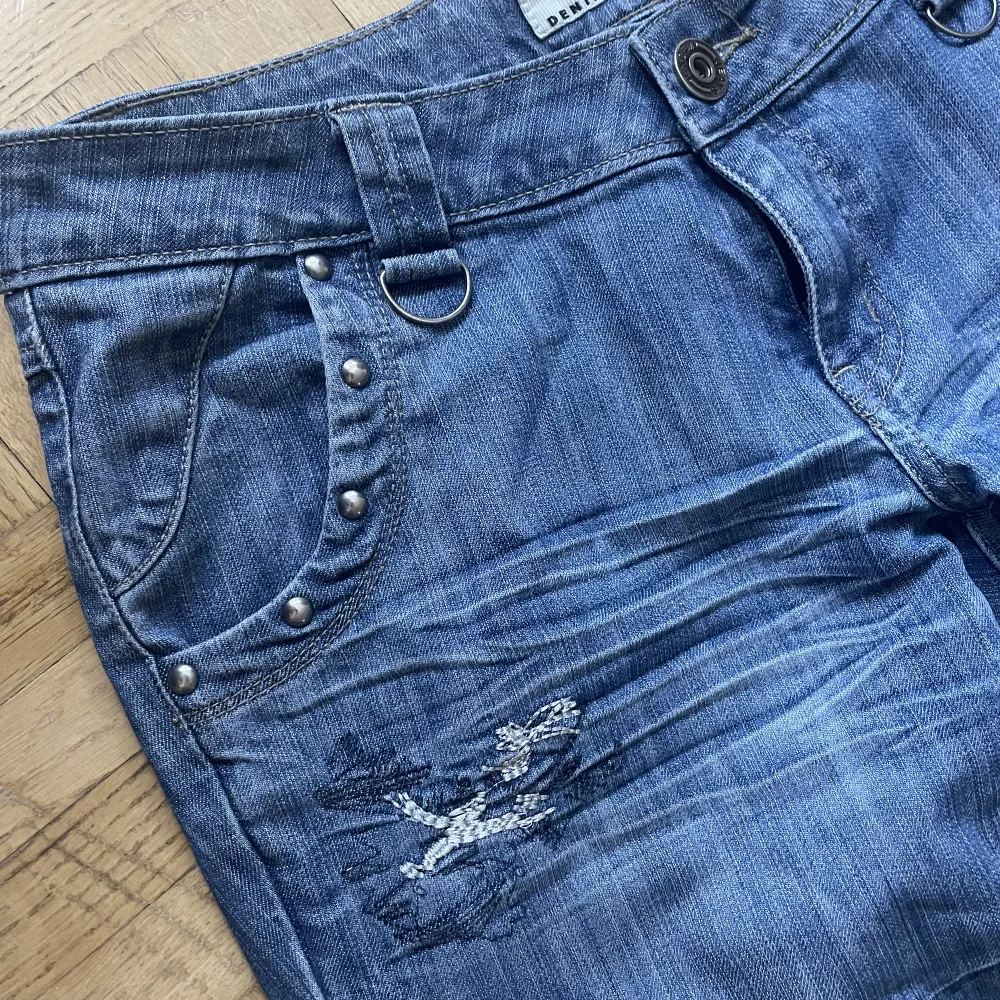 Lågmidjade jeans med fina detaljer. Säljer för att de tyvärr är för stor på mig💙 innerbenslängden 84 cm och midjemåttet är 43-44 cm. Jeans & Byxor.