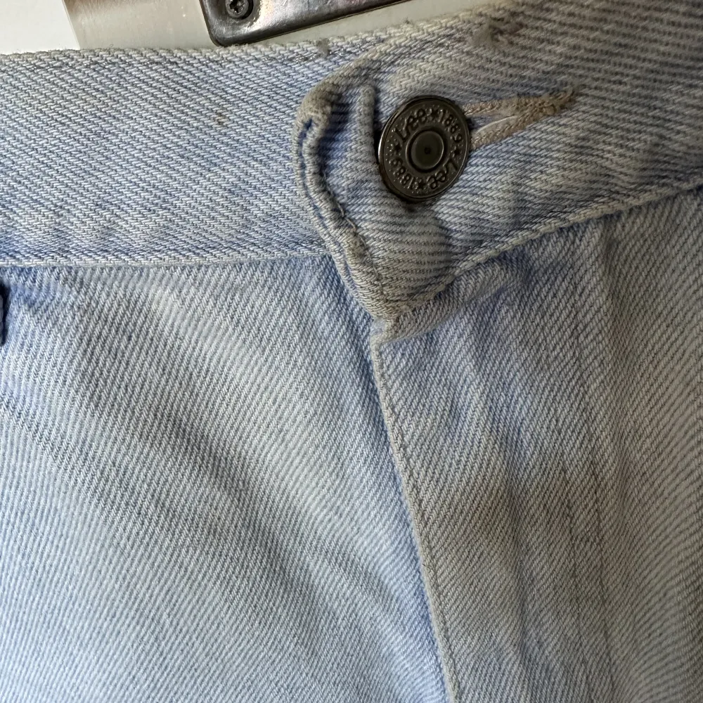 Inköpt second hand, storlek S, passar en med jeansstorlek 26. Shorts.