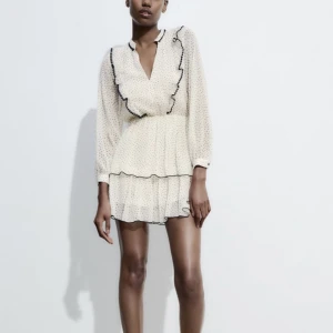 Zara prickig klänning  - Säljer min klänning från zara pga för liten. Är 170cm med lång överkropp, så passar någon med lite kortare överkropp. Prislappen sitter kvar och är endast testad. 