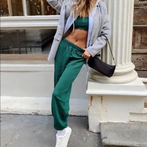 Princess polly mjukis set  - Ett grönt mjukisset med mjukisbyxor och en crop top. Nypris 650kr