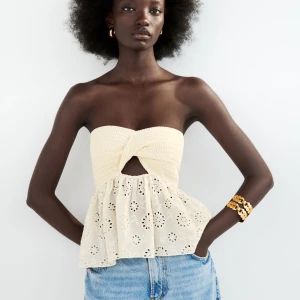 Zara topp - Supersöt topp från zara som inte kommer till användning. Använd endast 1 gång och trenda mycket förra sommaren (då köpt förra sommarn). Köparen står för frakten ev. mötas upp på Lidingö eller centrala Stockholm!💘