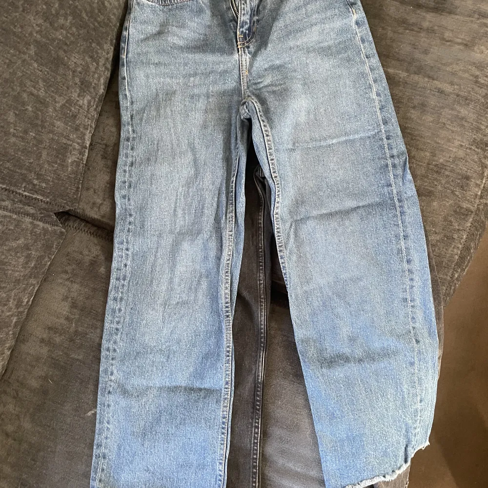 Säljer dessa frächa high-wasted jeans som är perfekta till vardags! Säljs pga passar inte längre!. Jeans & Byxor.