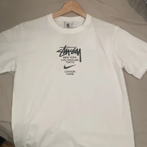 Stüssy x Nike t-shirt - Säljer nu min stussy x nike t-shirt för att den inte riktigt känns som min stil. Köpt från plick och den var då endast testad, själv har jag inte mer än testat den efter köpet. Strlk M.