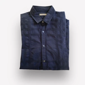 Burberry overshirt - Säljer nu denna riktigt snygga tunna Burberry overshirten i nyskick. Overshirten är i storlek S och kostar ny cirka 5000kr, säljer den nu för 699