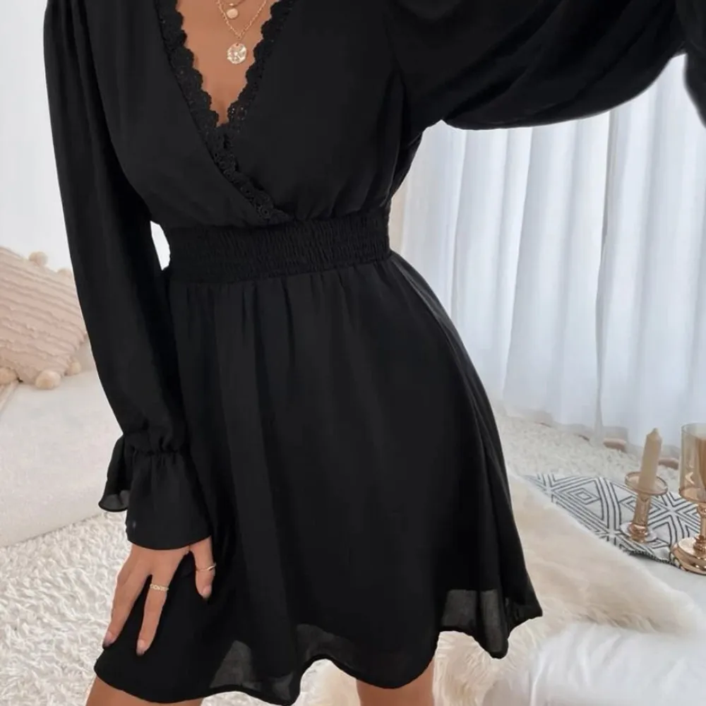 Jättefin svart klänning som är helt oanvänd, perfekt till sommaren. Skriv till mig för fler bilder💕. Klänningar.