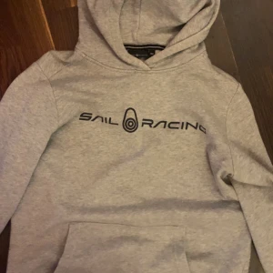 Sail racing hoodie  - Sail racing hoodie som passar XS, mycket bra skick och för både kvinnor och män såklart! ❤️nypris var över 500kr, minns inte riktigt! - fler bilder kan skickas i dm✨