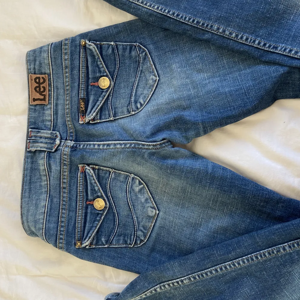 Nu har jag bestämt mig ska sälja mina absolut favorit jeans som köptes vintage och är bootcut de är alltid varit  ganska långa för mig som är 161 ❤️‍🔥 Midjemått är 66-67 cm Innerbenslängden är 77cm och 19 vid brädden . Jeans & Byxor.