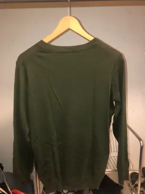 fin långärmad grön tröja, finns ett litet hål på högra ärmen (kolla bild 3)