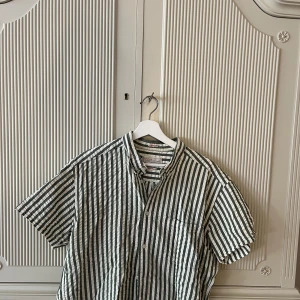 T-shirt Skjorta  - Tshirtskjorta herr grön & vitrandig storlek XL från The Glory Days Skön & Somrig