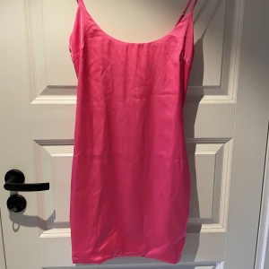 Rosa silkesklänning - Oh Polly  - Oanvänd rosa silkesklänning från Oh Polly, superfin o tunn.